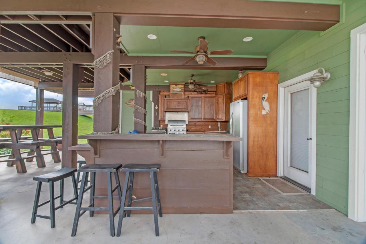 Luxury Waterfront Home Family And Pet Friendly Near Surfside Beach 11 Mins ฟรีพอร์ต ภายนอก รูปภาพ