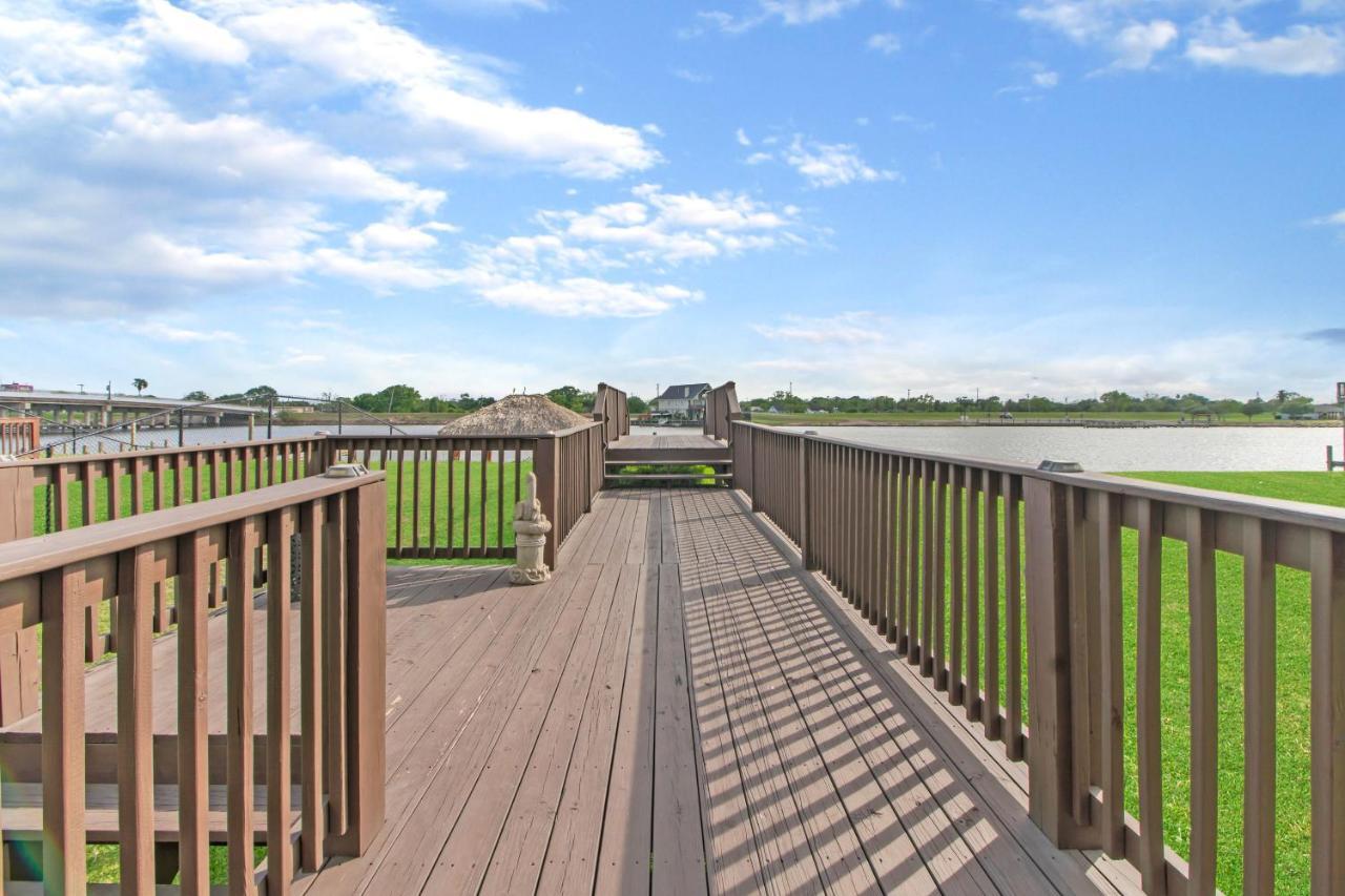 Luxury Waterfront Home Family And Pet Friendly Near Surfside Beach 11 Mins ฟรีพอร์ต ภายนอก รูปภาพ