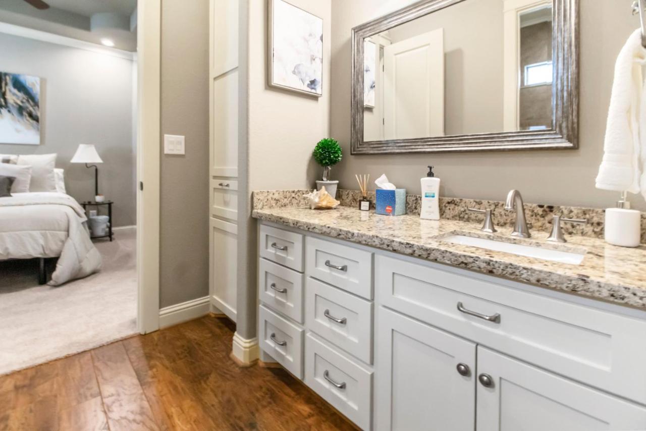 Luxury Waterfront Home Family And Pet Friendly Near Surfside Beach 11 Mins ฟรีพอร์ต ภายนอก รูปภาพ