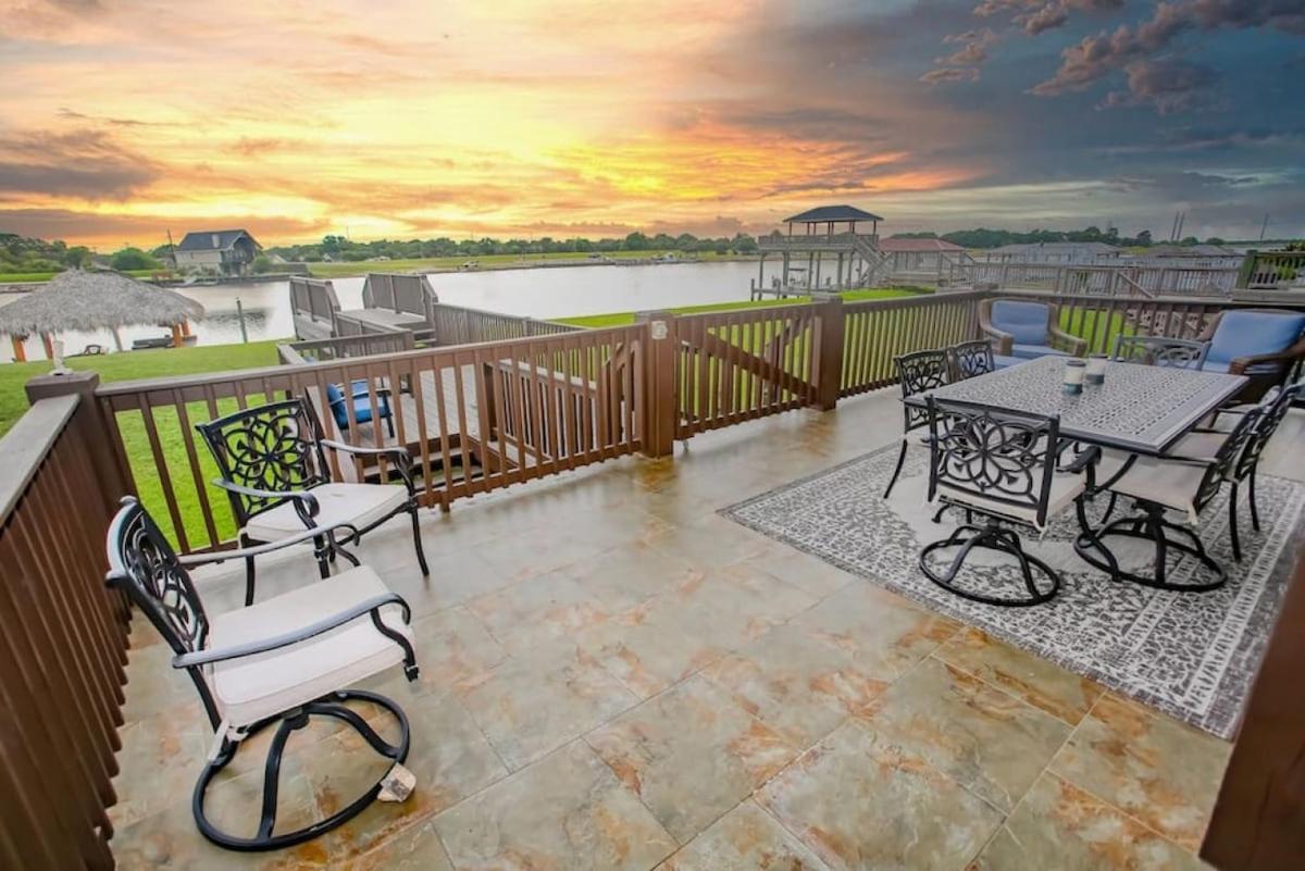 Luxury Waterfront Home Family And Pet Friendly Near Surfside Beach 11 Mins ฟรีพอร์ต ภายนอก รูปภาพ